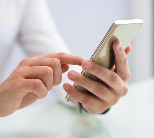knappar in ett telefonnummer i en telefon