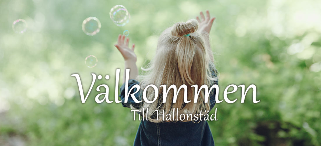 liten flicka leker med bubblor